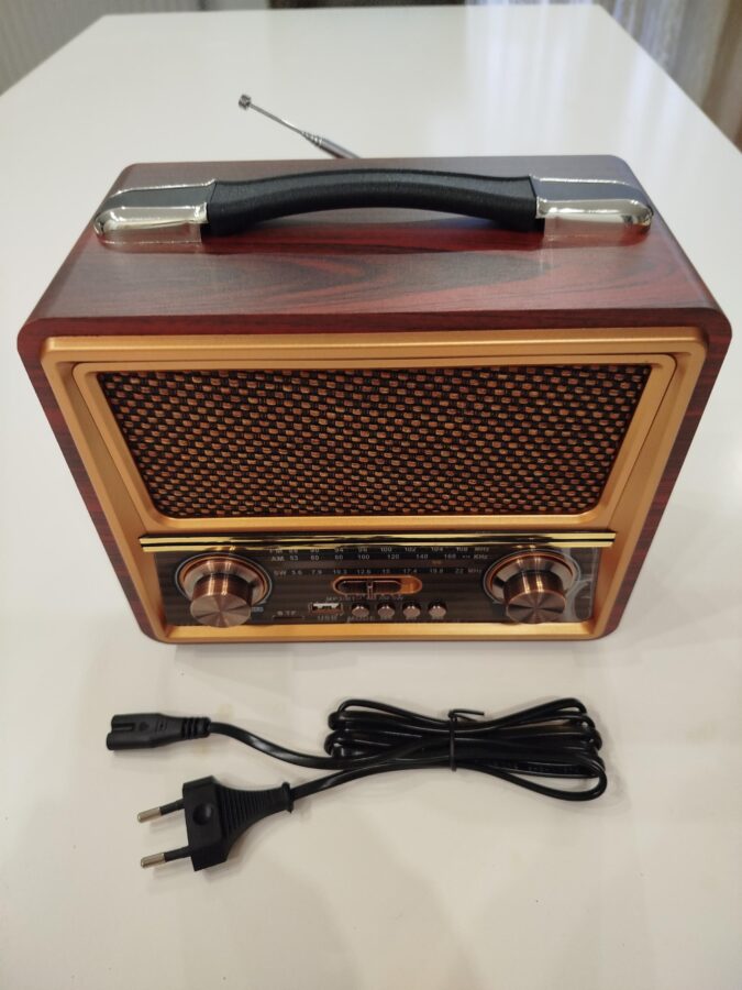Drveni retro radio